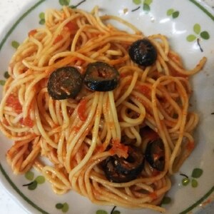 イカとブラックオリーブのトマトスパゲッティ